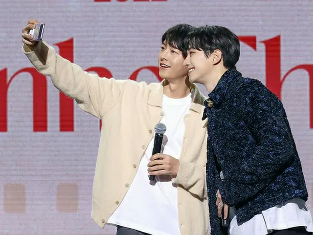 ジュノ（2PM）の単独ファンミにサプライズ登場したソン・ジュンギの写真を追加公開…眼福ツーショット