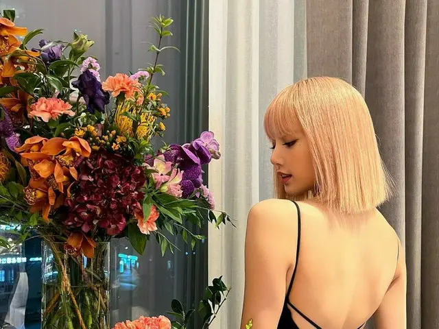 「BLACKPINK」リサ、優雅なセクシーさで存在感誇る…花よりも華やかな美貌