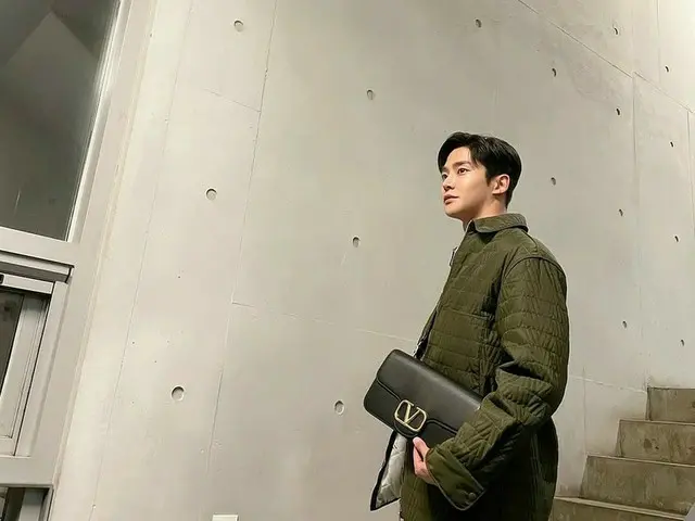 「SF9」ロウン、ハイブランドのバッグもよく似合う素敵男子