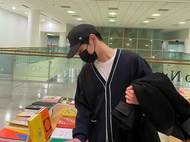 「SHINee」KEY（キー）、本を選ぶ日常…“何...読もうかな”