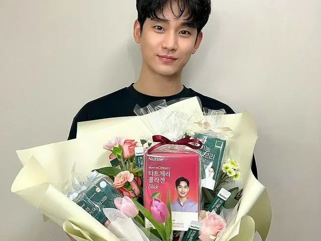 俳優キム・スヒョン、花束抱えて明るい笑顔…彫刻ビジュアルにキュン