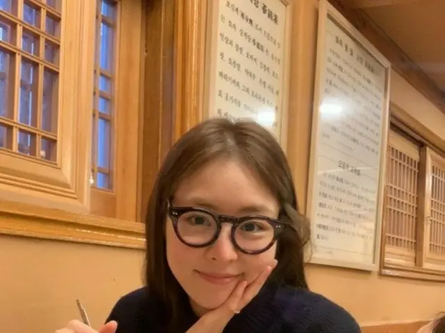 女優イ・ヨニ、黒縁眼鏡でも女神ビジュアルは健在…サムゲタンで栄養補給する新妻
