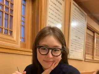 女優イ・ヨニ、黒縁眼鏡でも女神ビジュアルは健在…サムゲタンで栄養補給する新妻