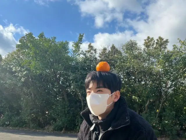 「ASTRO」チャ・ウヌ、お茶目な“人間かがみ餅”！？…見るだけで福が舞い降りそう