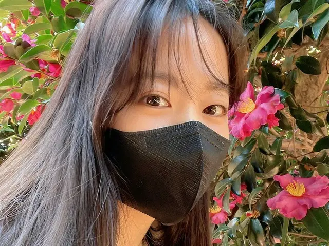 女優パク・ボヨン、花より美しい清純美貌で旧正月のあいさつ…“photo by ママ”