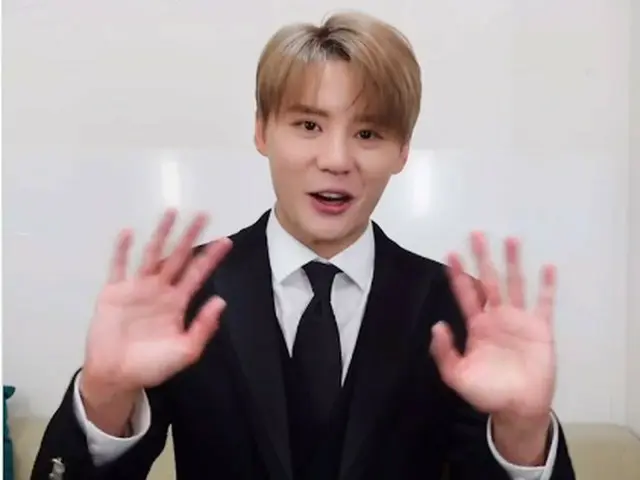 キム・ジュンス、爽やかなスーツ姿で旧正月のあいさつ…“顔を見ただけで福をもらった”（動画あり）