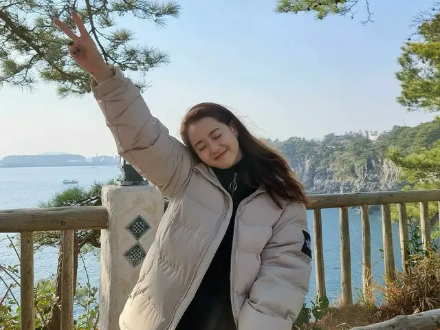 女優Ara（コ・アラ）、海をバックに清純で美しい笑顔