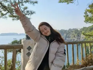 女優Ara（コ・アラ）、海をバックに清純で美しい笑顔