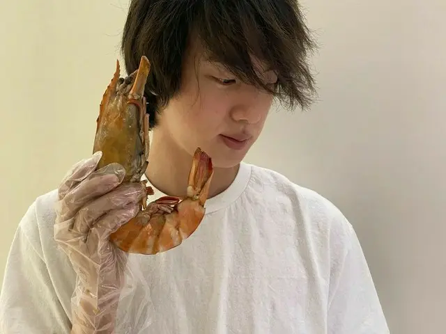 「BTS（防弾少年団）」JIN、花輪くんヘアーでエビ持って“もしもし”
