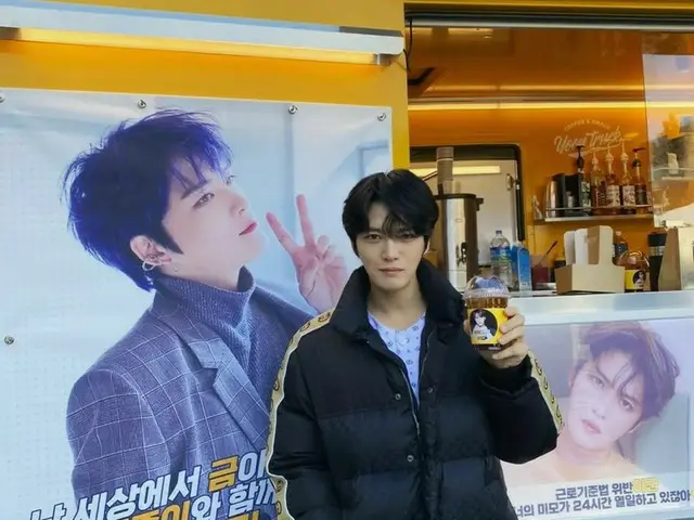 キム・ジェジュン、ファンたちがプレゼントしたカフェカーの前でポーズ…寒くてもアイスアメリカーノ