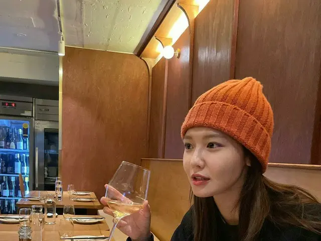 「少女時代」スヨン、シャンパンを飲んでごきげん…ユナ“ほどほどに飲んでね”