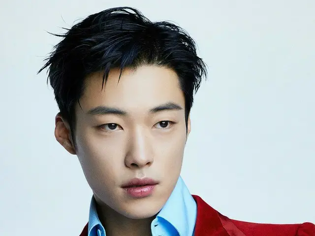 俳優ウ・ドファン、ビハインドカットもレジェンド級…あふれる魅力（動画あり）