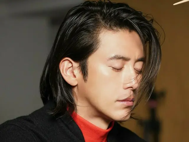 俳優コ・ス、ロン毛のダビデ像のよう…思わず目を奪われるビジュアル