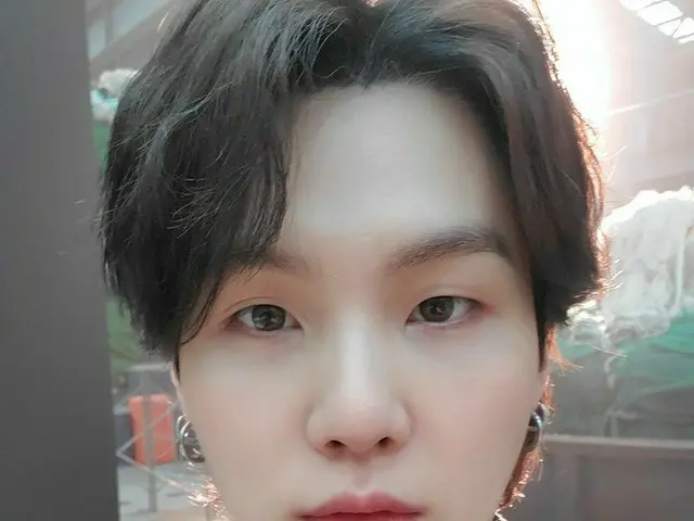 「BTS（防弾少年団）」SUGA、見つめられているようでキュンとしてしまう“近接セルフィー”