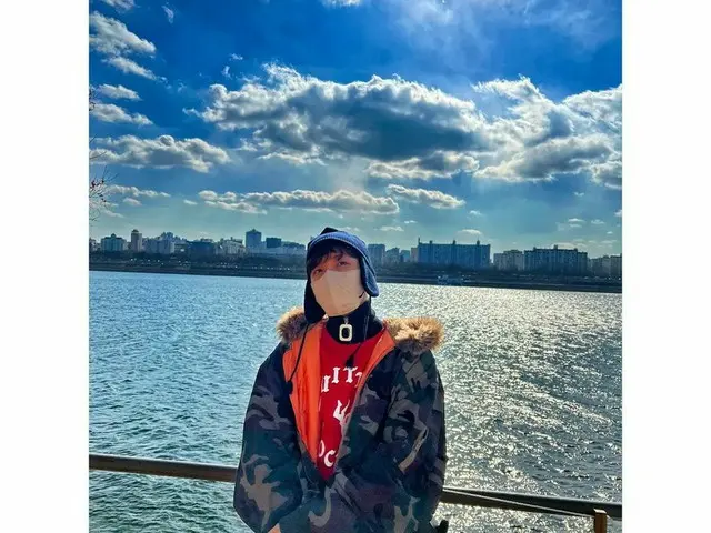 「BTS（防弾少年団）」J-HOPE、青空の下で近況伝える…ワナビーファッショニスタ
