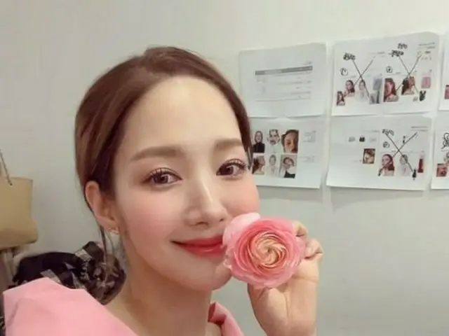 女優パク・ミニョン、ピンクの女神の誘惑…“Will you be my Valentine?”