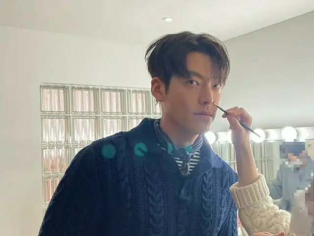俳優キム・ウビン、メイク中にもカリスマあふれるまなざし