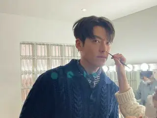 俳優キム・ウビン、メイク中にもカリスマあふれるまなざし