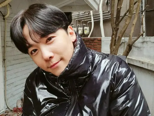 「FTISLAND」イ・ホンギ、黒髪でイメージチェンジ…”まだ慣れない…”