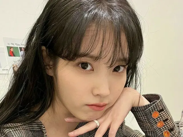 IU（アイユー）、グラビア撮影ビハインド…ユニークなめがねまで完ぺき