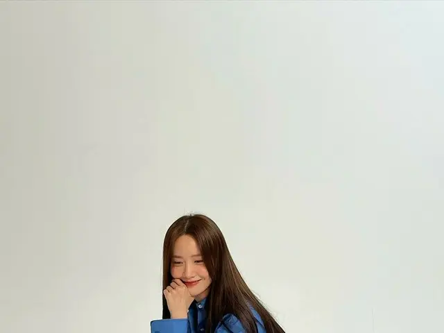 「少女時代」ユナ、ミニスカート＆美脚でスニーカー広告