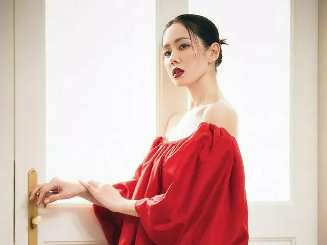 女優ソン・イェジン、真っ赤なドレスもよく似合う…ヒョンビンとの結婚発表後初めてのグラビア