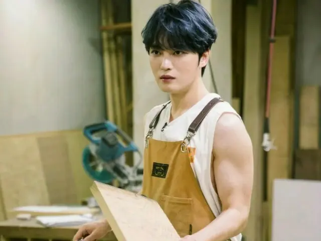 キム・ジェジュン、きらきらした瞳で木工の楽しさを語る…たくましい腕の筋肉に視線集中
