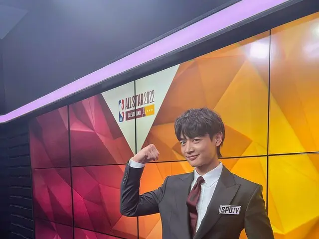 「SHINee」ミンホ、NBAオールスター戦の中継に解説者として参加…認証ショット公開!!