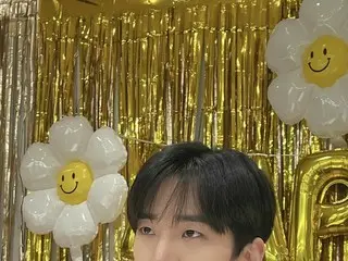 ジュノ（2PM）、誕生日を迎え“シルバーボタンUNBOXING（開封の儀）”…「赤い袖先」の人気立証（動画あり）