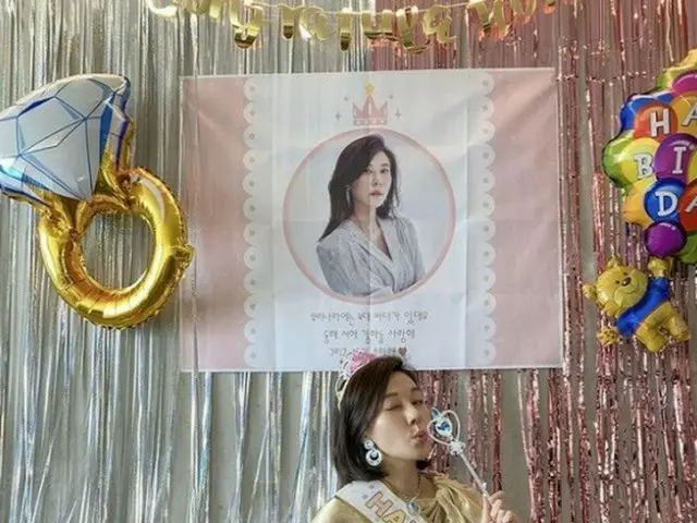 女優キム・ハヌル、優雅な45歳の誕生日..すらっと伸びた脚線美に感嘆
