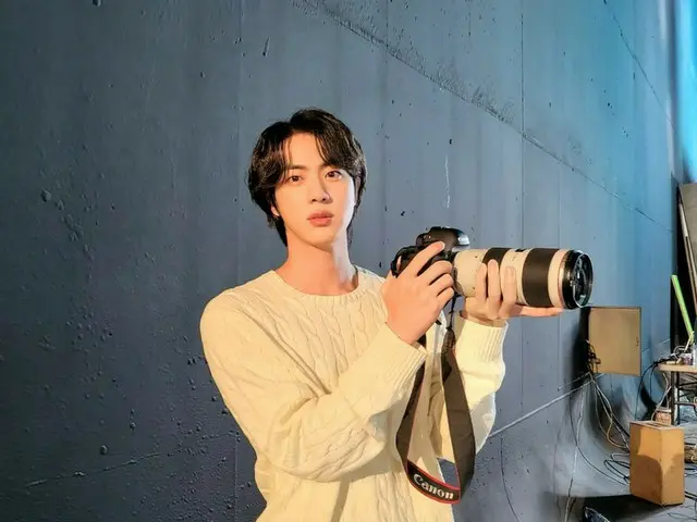 「BTS（防弾少年団）」ジン（JIN）、カメラで何撮ってるの？…素敵な彼氏ショット