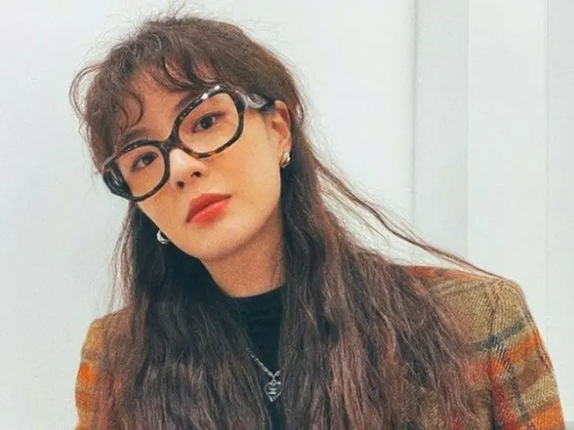 女優イ・ソンビン、メガネ姿も感性的なスタイルで消化…♥イ・グァンスも惚れるしかない
