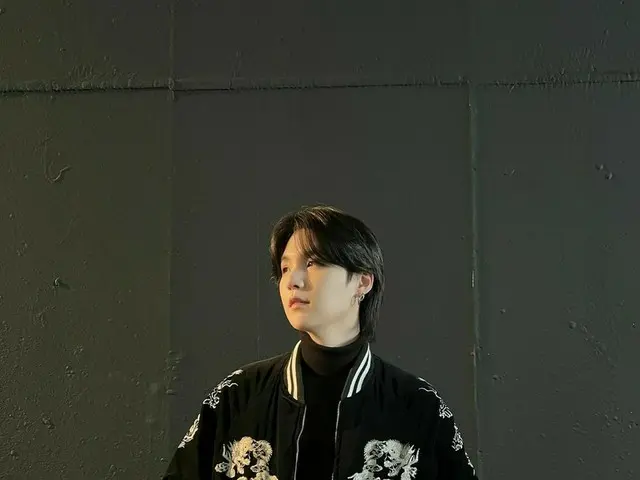 「BTS（防弾少年団）」SUGA、シックなブラックジャンパー姿の近況公開