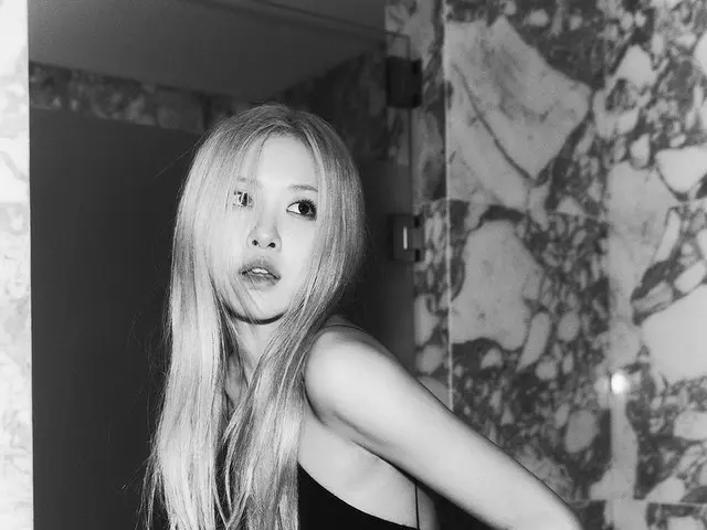 「BLACKPINK」ロゼ、モノクロ写真でレトロな雰囲気