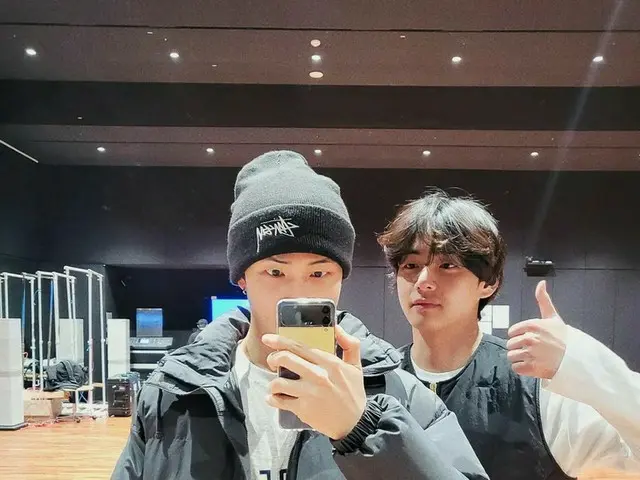 「BTS（防弾少年団）」RM、Vと練習室の鏡の前でカシャッ…Vはサムズアップポーズ