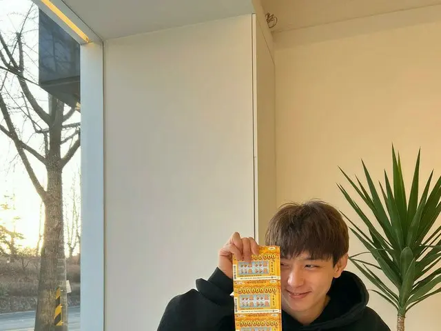 俳優ヒョヌ、スクラッチ宝くじを持っていたずらっ子のようなビジュアル…“皆さんに良いことだけいっぱいにありますように”