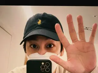 俳優キム・ボム、顔も隠れてしまう大きな手…目だけ見えてもイケメン