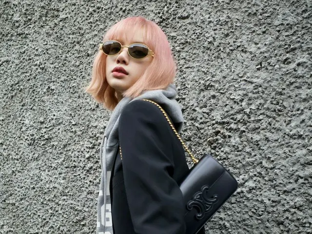 「BLACKPINK」リサ、シックなカッコよさが爆発