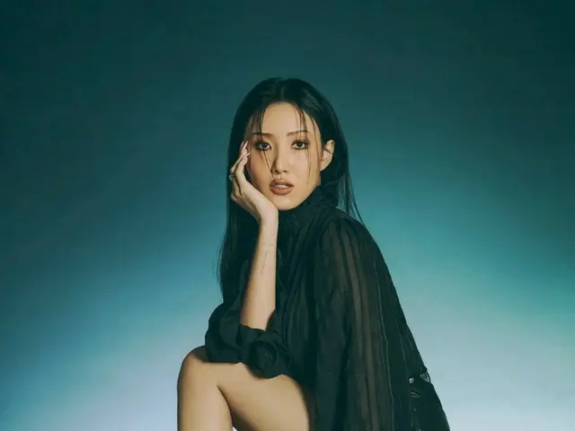 「MAMAMOO」ファサ、美脚にスニーカーが映える…妖艶なセクシークイーン