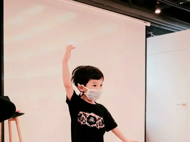 「FTISLAND」チェ・ミンファンの妻ユルヒ、息子ジェユルくんの愛らしい幼稚園での写真公開