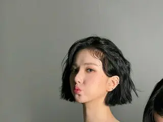 「VIVIZ」ウナ、細い肩と鎖骨ラインで色っぽく…清純なビジュアルでギャップ演出