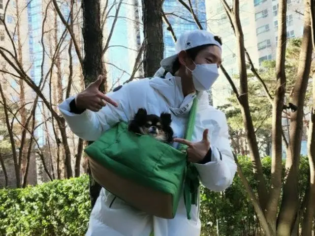 イ・ジュンギ、愛犬をバッグに入れて運動中？…スマートでしなやかなフィジカルに視線集中