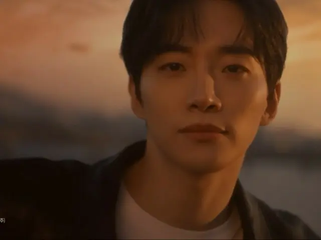 「2PM」イ・ジュノ＆Girl’s Dayヘリ、ロマンス映画のようなCFを公開…夕日の中で向き合うふたり（動画あり）