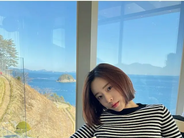 パク・ソングァン♥妻イ・ソリ、青い空よりも爽やかな美貌…ショートボブがお似合い