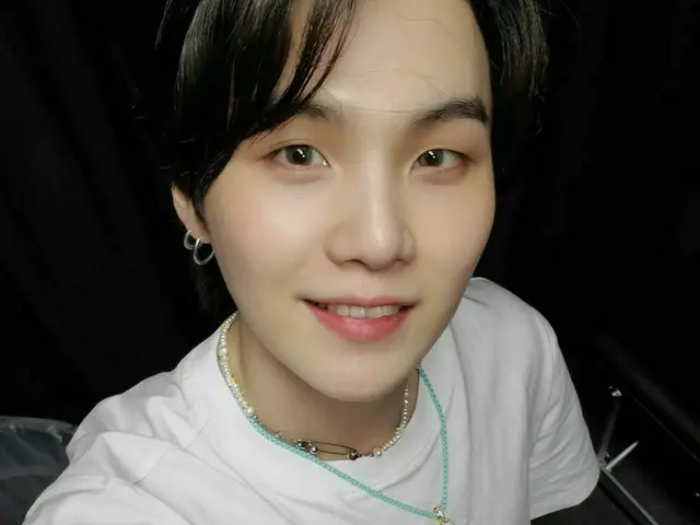「BTS（防弾少年団）」SUGA、コンサート1日目終えて明るい笑顔…“正直言って僕ら上手にやるじゃない～”