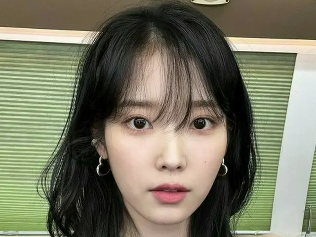 歌手IU、清純なビジュアルに、ほっそりした肩…こんなに可愛いのは反則級