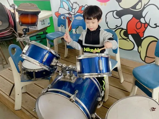 「FTISLAND」チェ・ミンファンの息子ジェユルくん、さすがパパの息子…かわいいドラマー