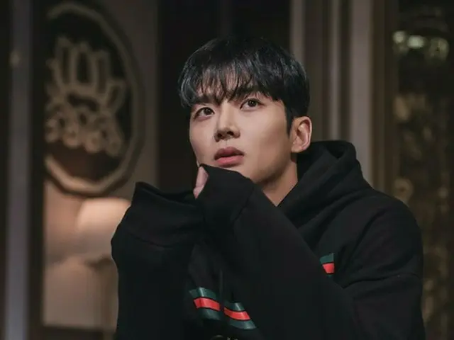ロウン（SF9）、“就職先の会長”キム・ヘスクと緊張の初対面…ドラマ「明日」スチール公開