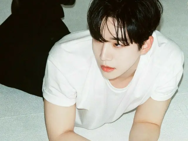 ジュノ（2PM）、白いTシャツだけを着ただけなのに…セクシーさあふれるまなざし