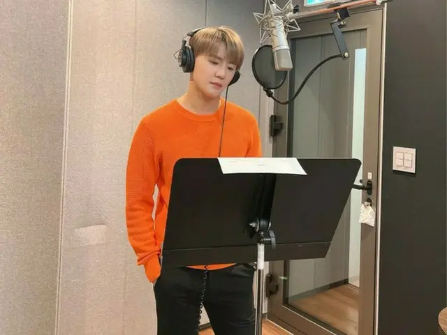 キム・ジュンス、鮮やかなオレンジも良く似合う最強ビジュアル…3rdミニアルバム「DIMENSION」録音現場ビハインド公開（動画あり）